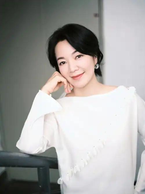 一位离异女人说：“一个女人再强大，也撑不起头上的一片天。身体上吃苦受累，灵魂上孤