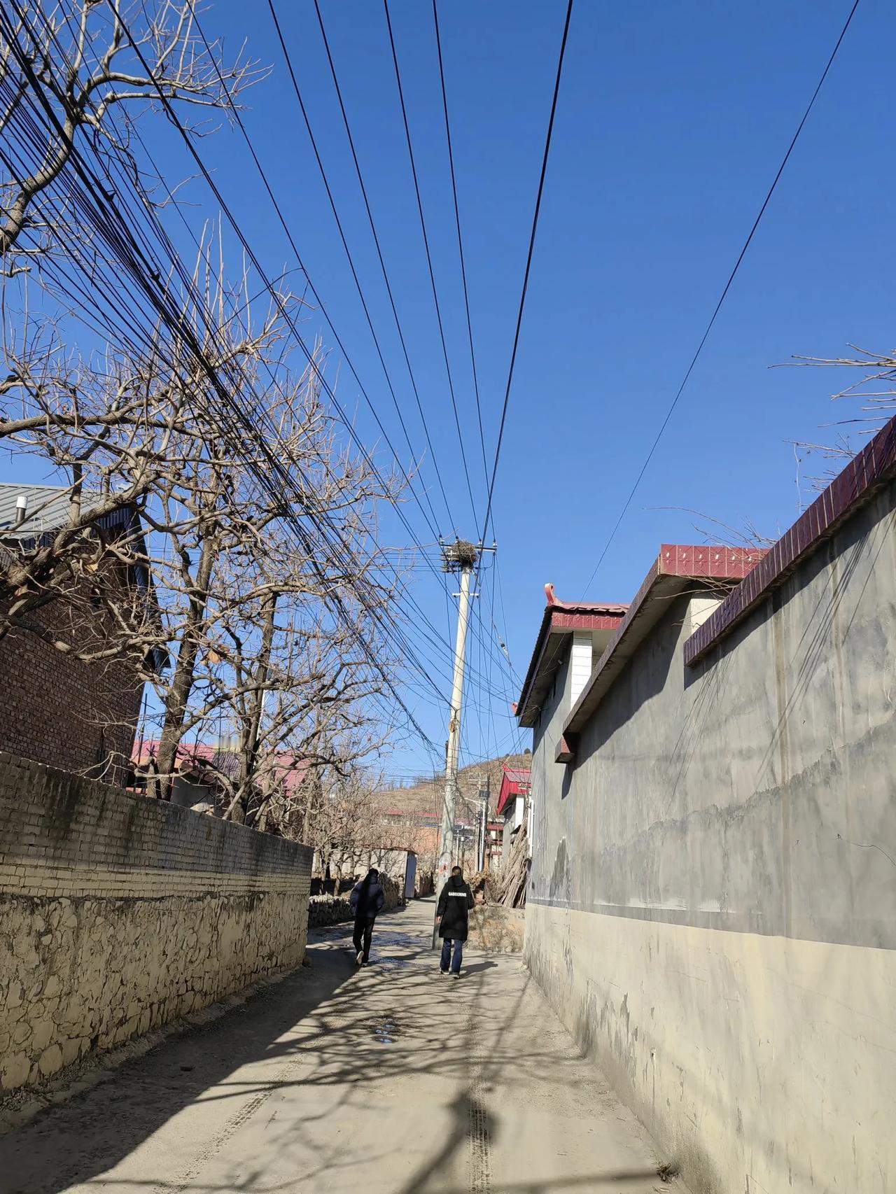 到满城岭西大险洞和黄土寨大裂缝的详细路线。
满城岭西大险洞，这是我们的路线，首先