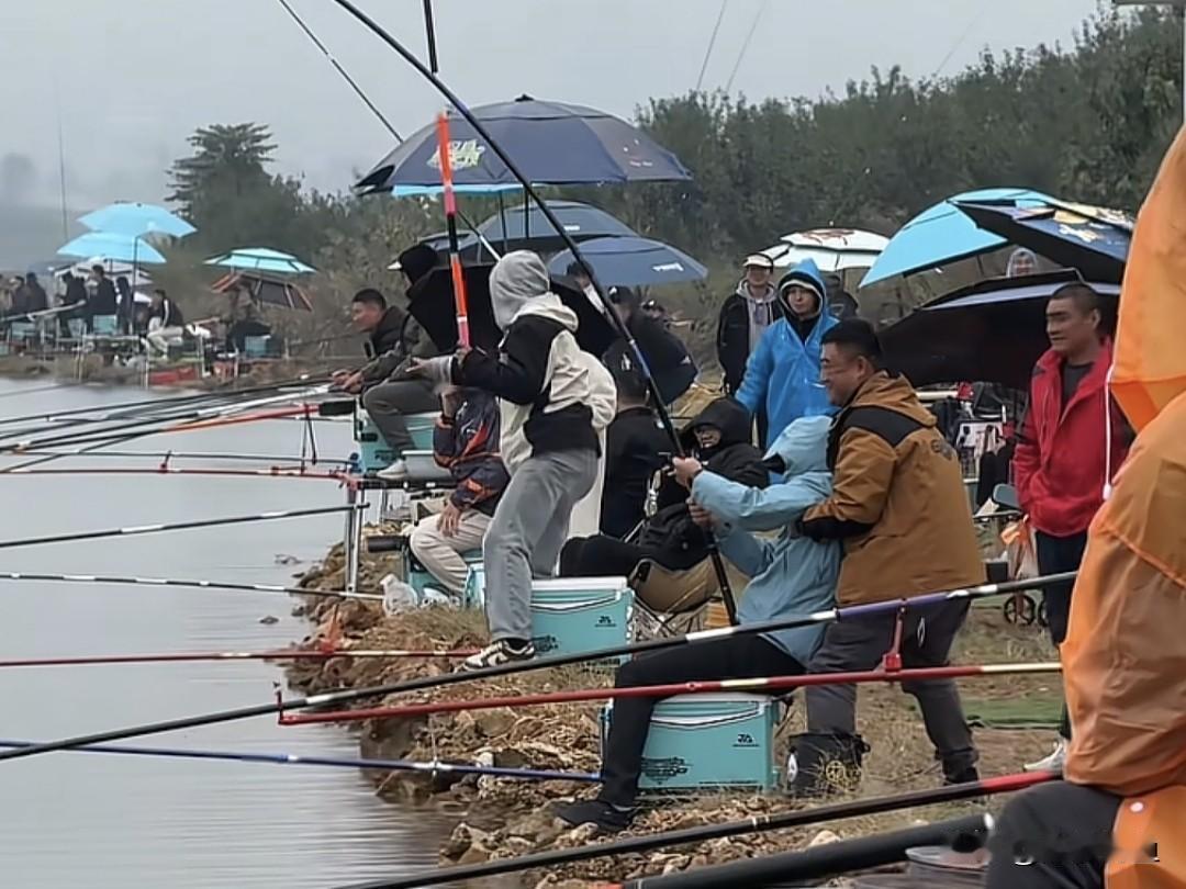 休闲钓鱼，长节竿和短节竿，哪个好
长节竿通常指收缩长度大于100CM的鱼竿，短节