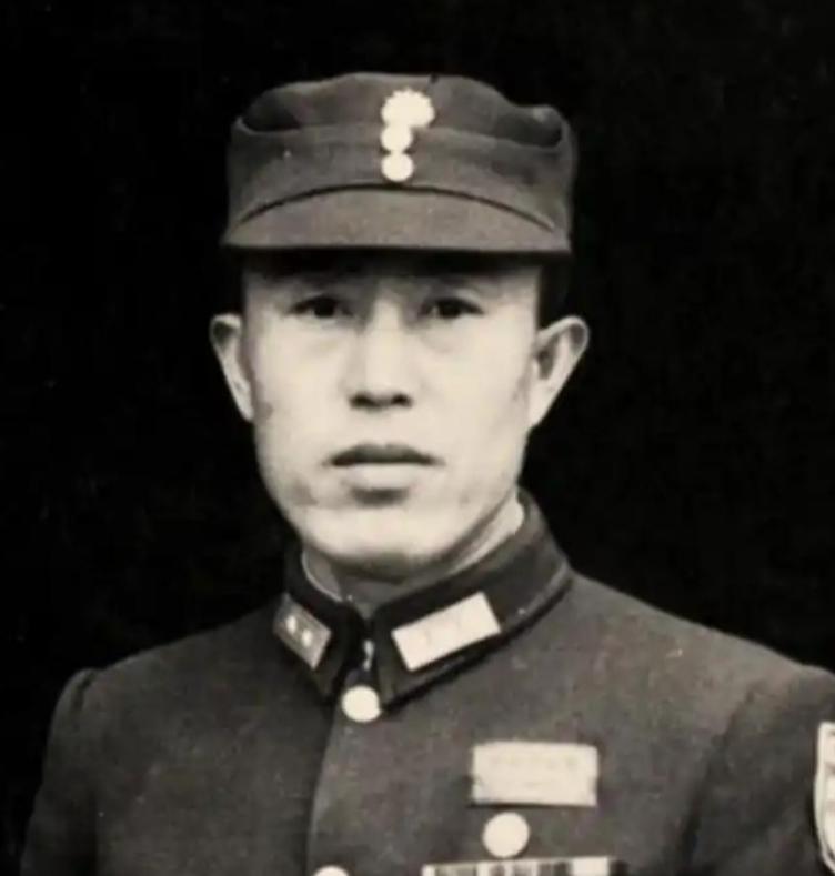 1938年韩复榘被处决，郑洞国奉命抄没其家产，推开韩家大门时，妻子高艺珍迎上来做