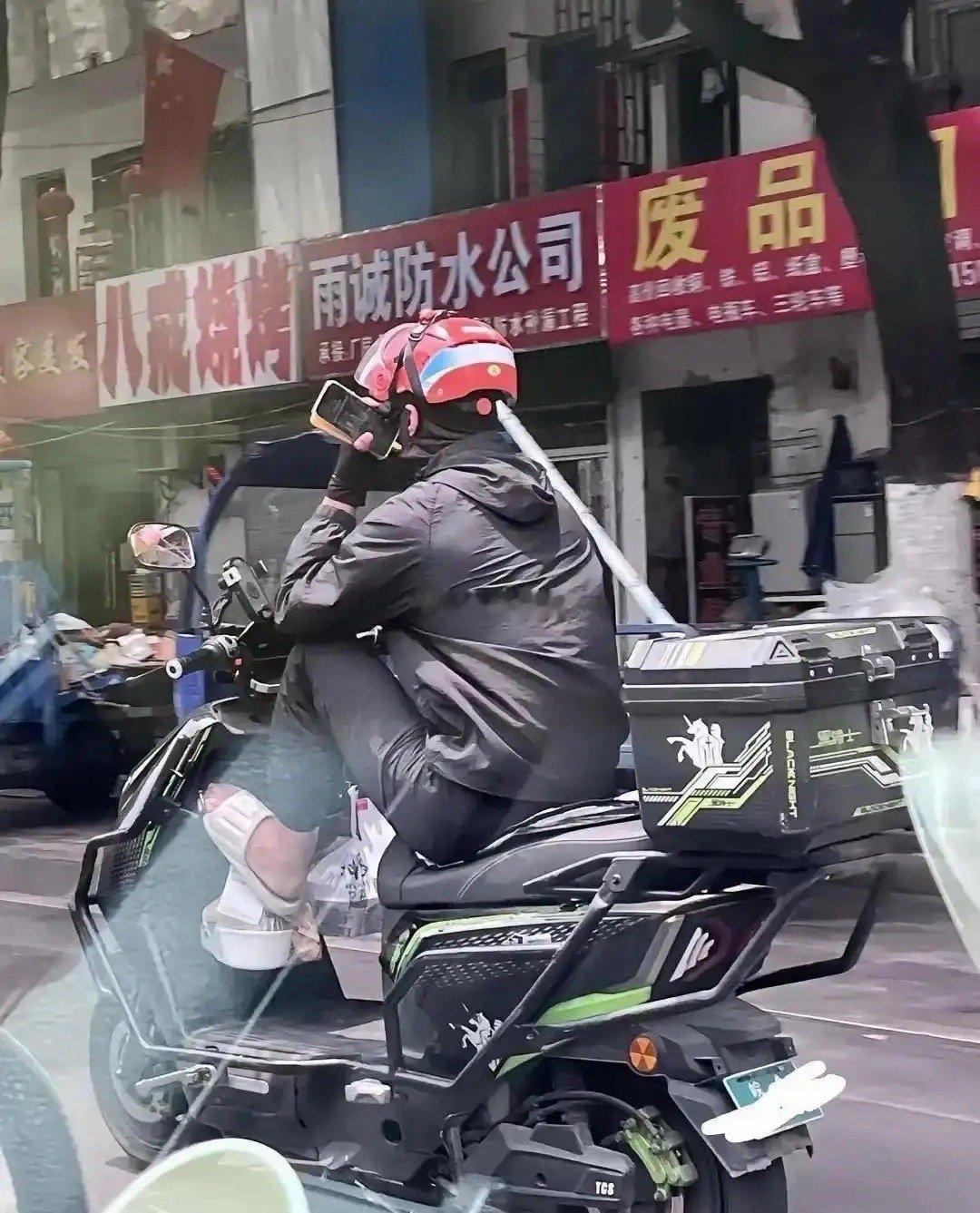 这样的外卖谁敢吃！昨天下班回家的路上看见这一幕，着实被惊到了。外卖的第一关商家那