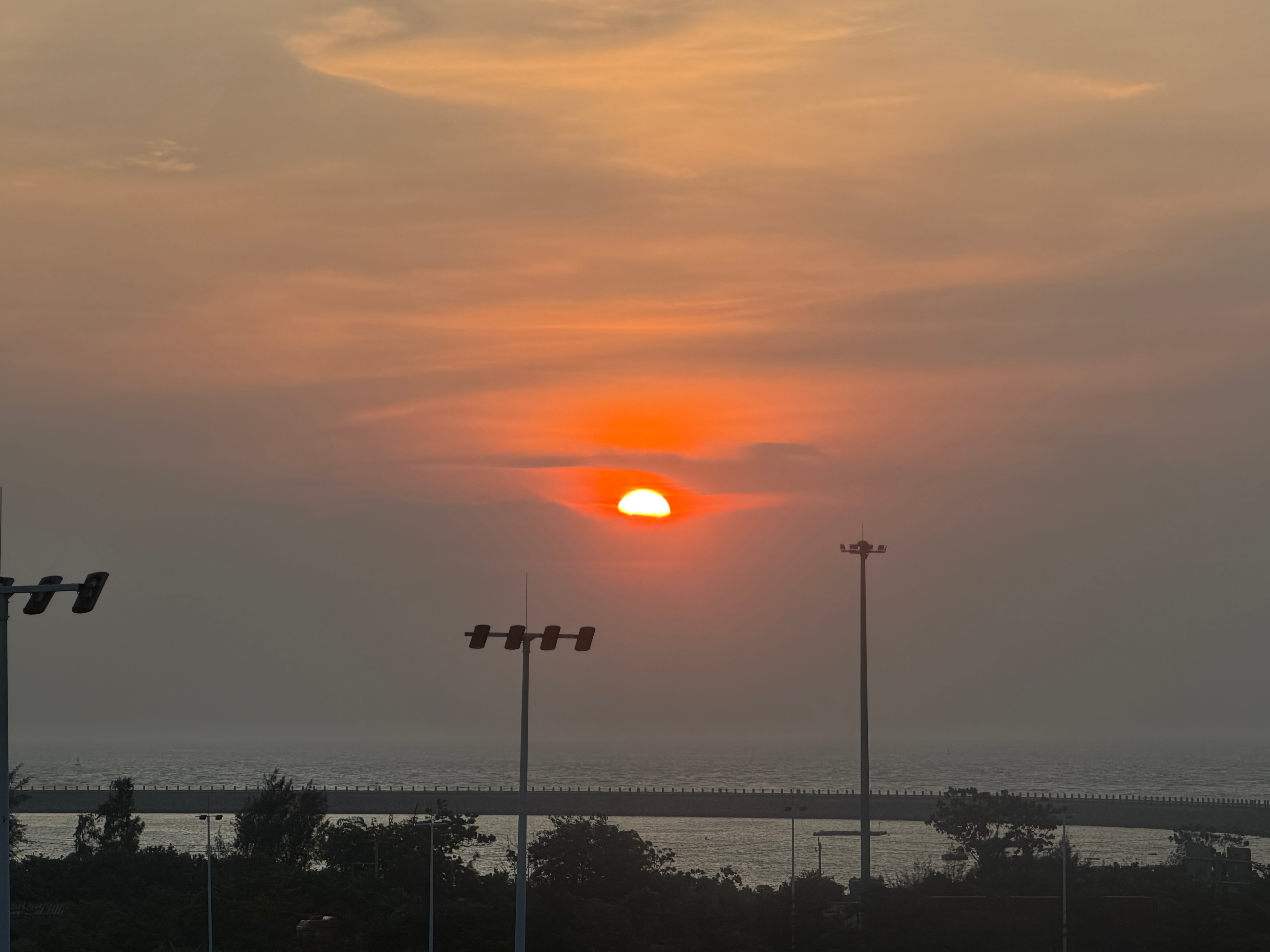 此刻，海口港，夕阳 