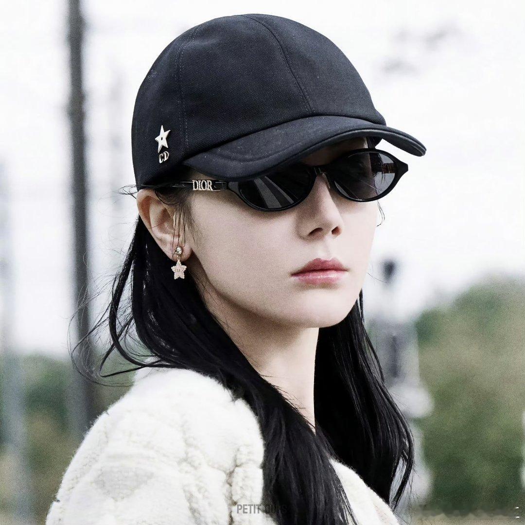 好久不见，差点错过美女，大家国庆放假快乐哇[送花花] ​​​