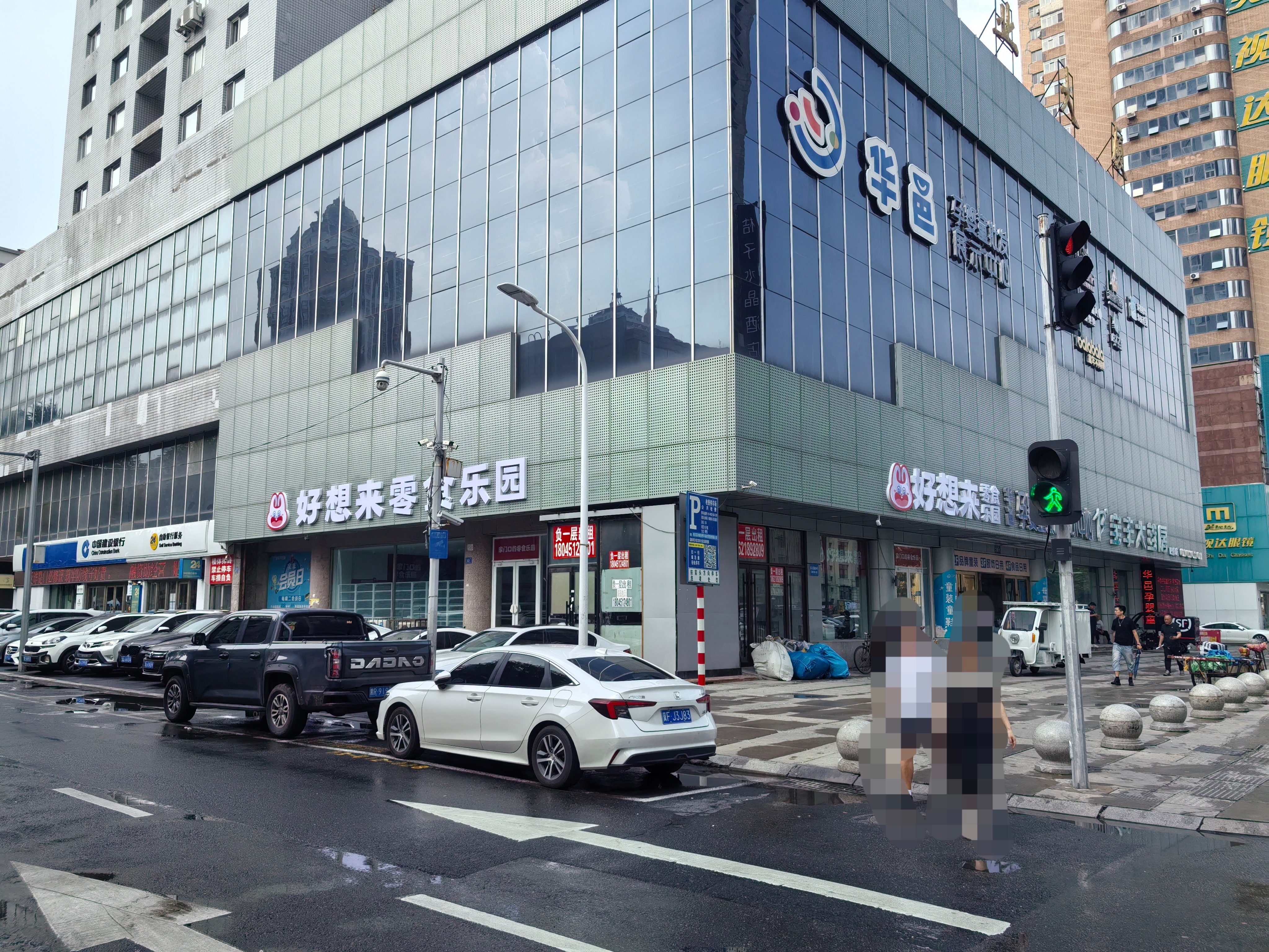 刚出门路口一抬头看到一家新开的好想来还在装修中以后离家更近了 