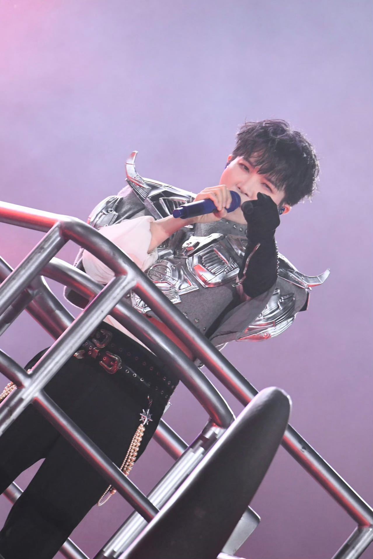 周深携巨型仿生兽来广州了五月天给周深送花篮 广州演唱会高燃开唱，机械巨兽舞台超吸