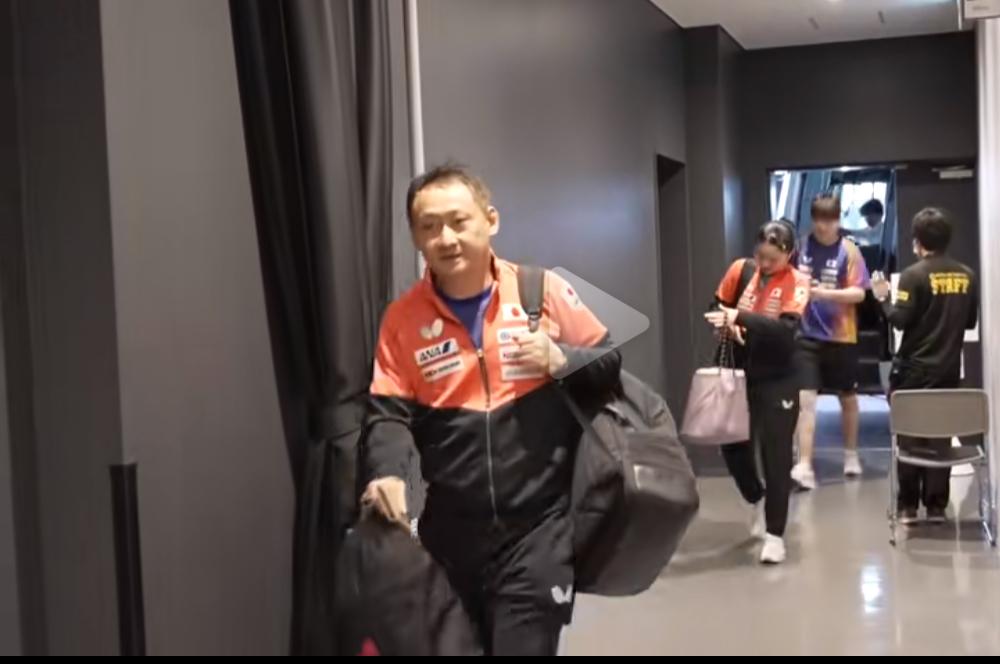 张本智和兄妹夺冠后，全家马不停蹄的出征瑞典大满贯啦！
横滨冠军赛，张本智和兄妹双