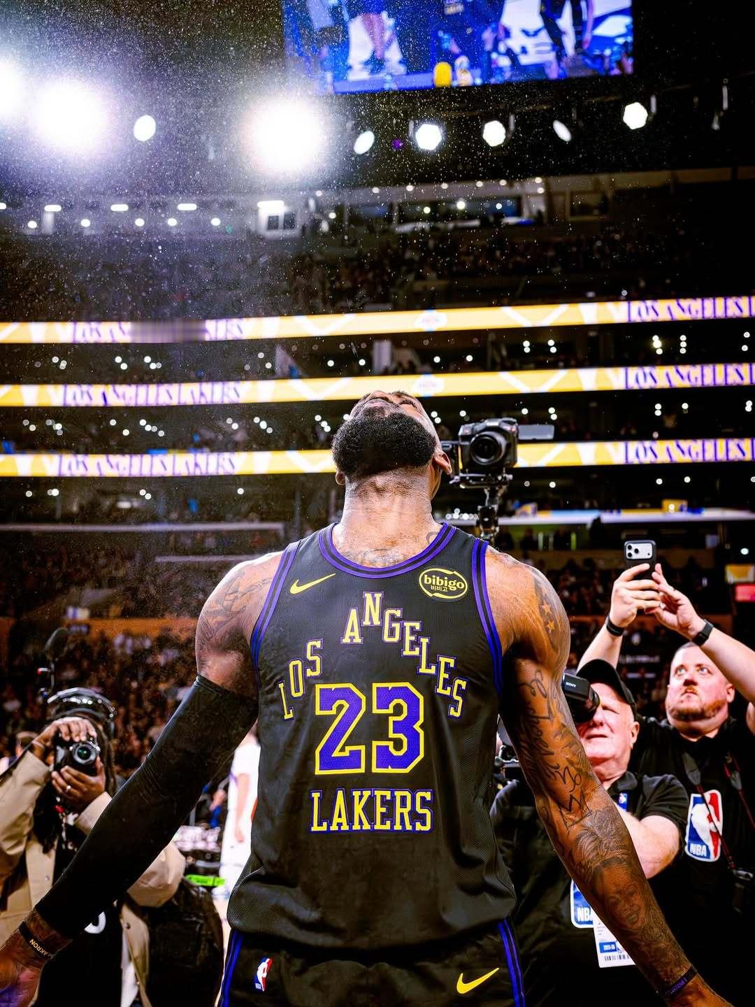 老詹回归后，那种在校期间，上课也要偷看，高中中午放学趁吃饭也要看的感觉又被唤醒了