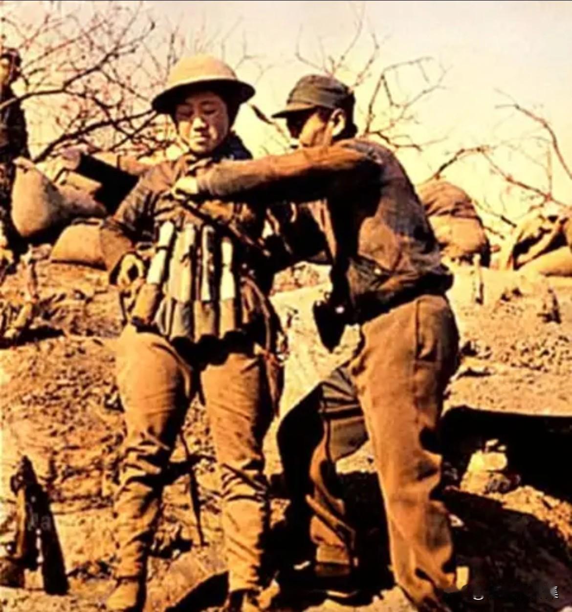 台儿庄战役的第一阶段中，一名敢死队员正往身上绑手榴弹，准备投入战场的悲壮场面。