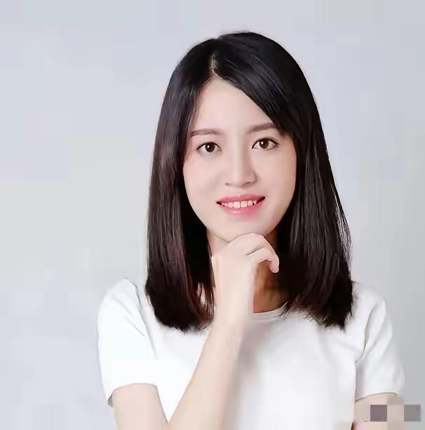 校门口，一名高二学生女孩，看见站在门口的男子，喊出一句称呼后，瞬间就哽咽流泪了。