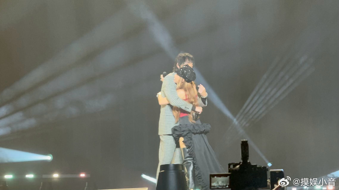 去过A-Lin演唱会上海站的太有耳福了！ALin苏见信千年之恋神级同台 高燃合唱