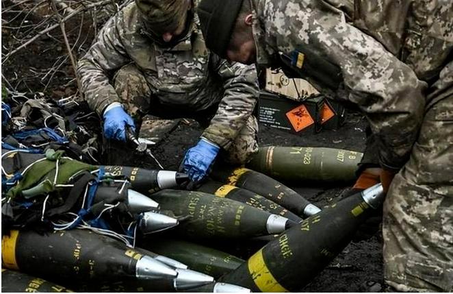 希腊正在与美国就将希腊储存的75000枚炮弹出售给乌克兰进行谈判。该交易价值约 