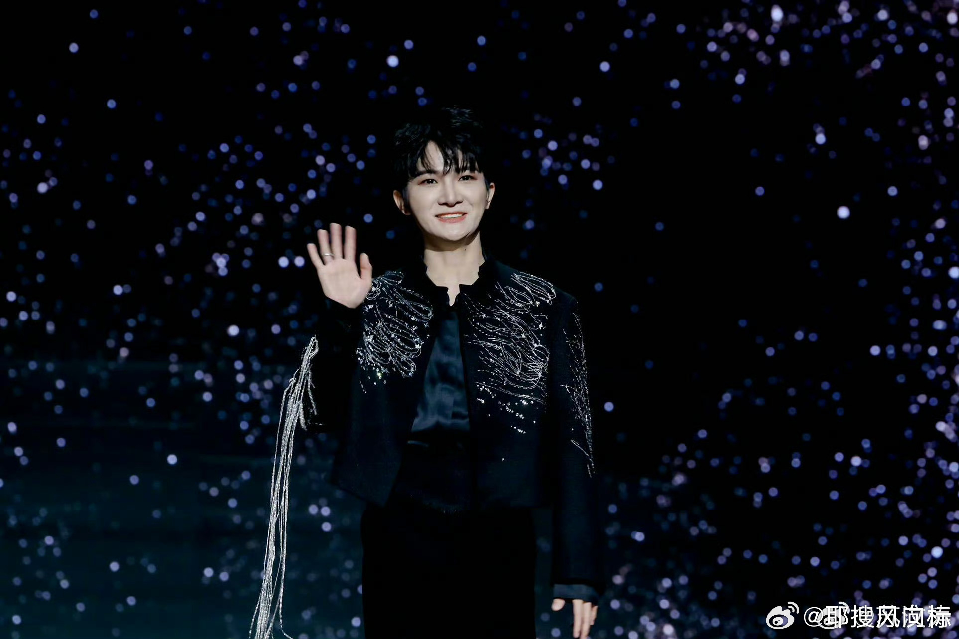 周深走了两次红毯周深微博之夜走了两次红毯 