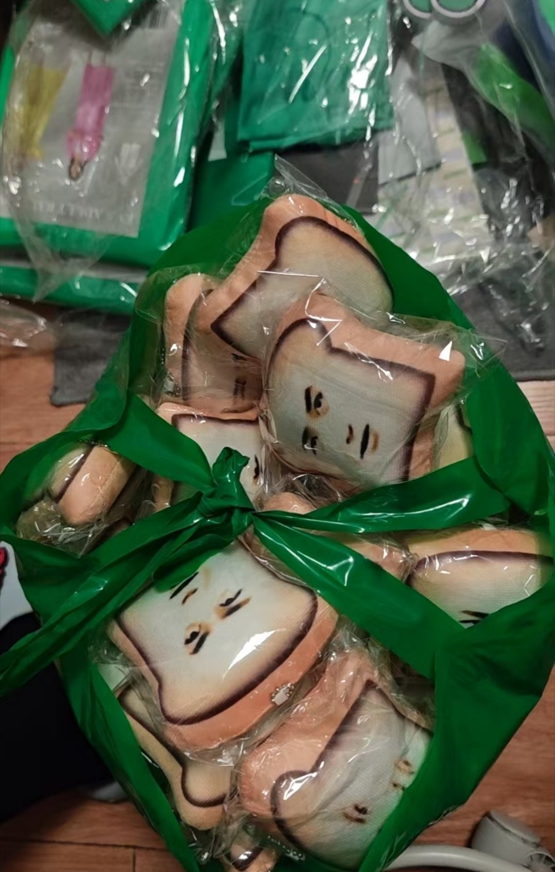 哈哈哈29岁这个生日周边好可爱 我先拥有预定了谢谢哈哈哈哈哈王一博  王一博