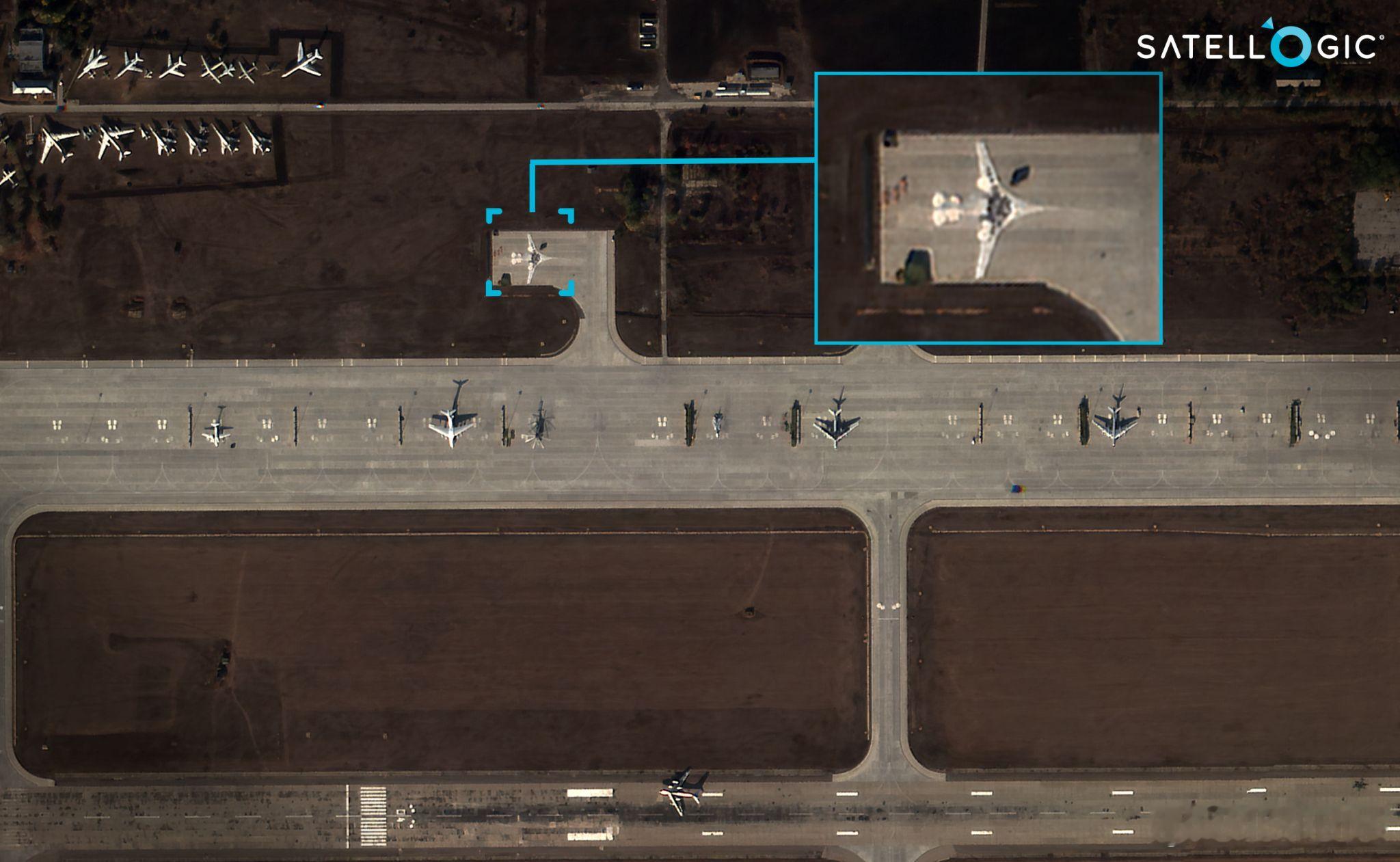 俄罗斯  萨拉托夫州恩格斯2号空军基地停机坪上有用油漆画的“图-160”，这是一