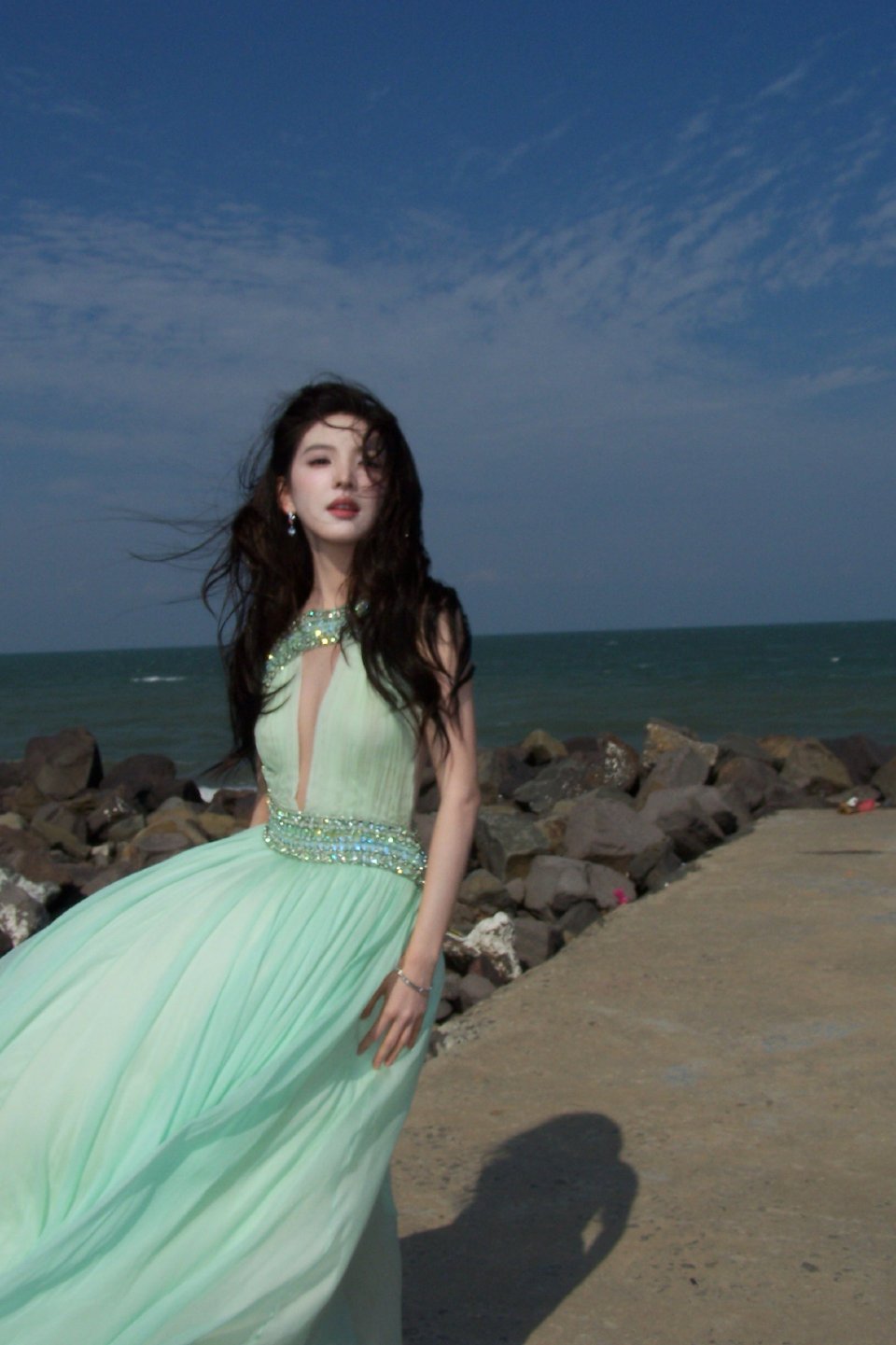 章若楠湖南卫视跨年夜晚会造型出图清冷又撩人😍 