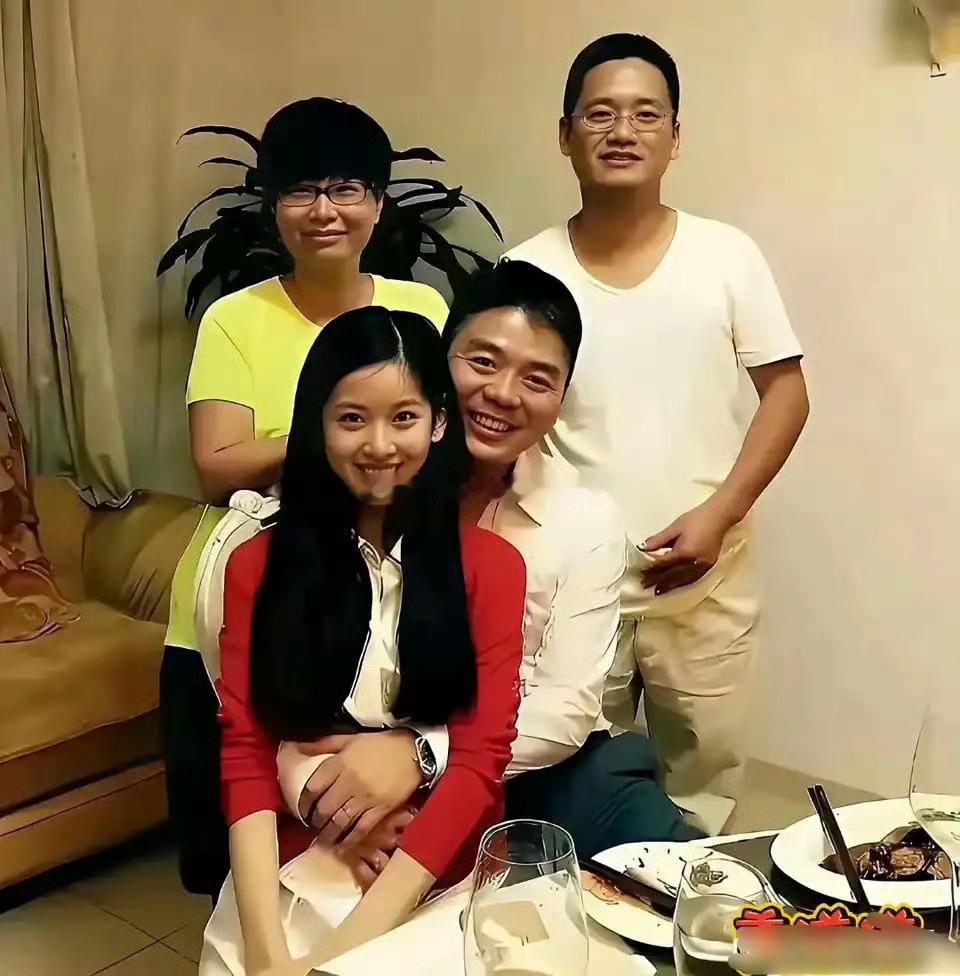 这时的章泽天还是清华的学生，而刘强东已经是功成名就的大老板了！ ​​​