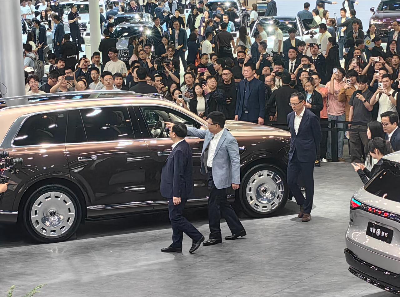 2026北京车展现场，鸿蒙智行展台4400平超大展区成为焦点，问界、智界、享界、