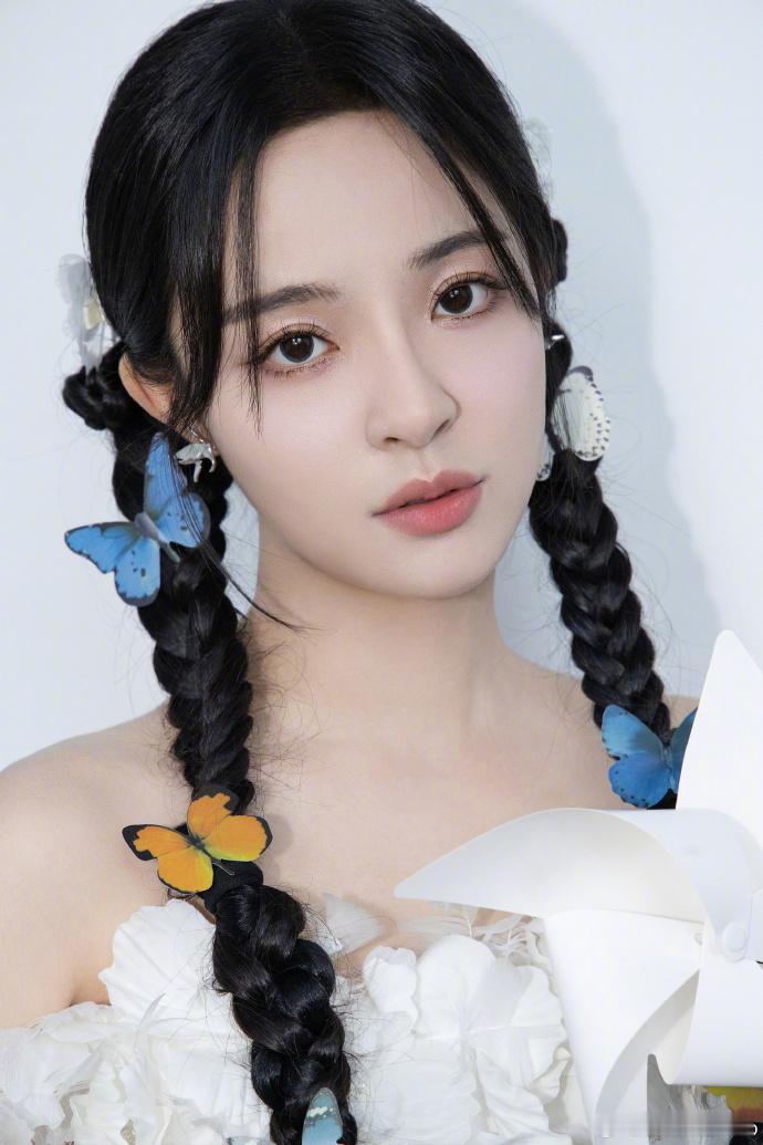 #李莎旻子百分百出品结业典礼主持人# 李莎旻子成为《百分百出品》结业典礼主持人，