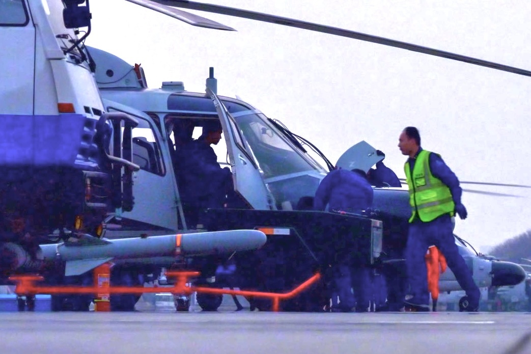 东海舰队航空兵夜训Z-9D挂YJ-9首次官宣新时代海空雄鹰的Z-20F飞行员身着