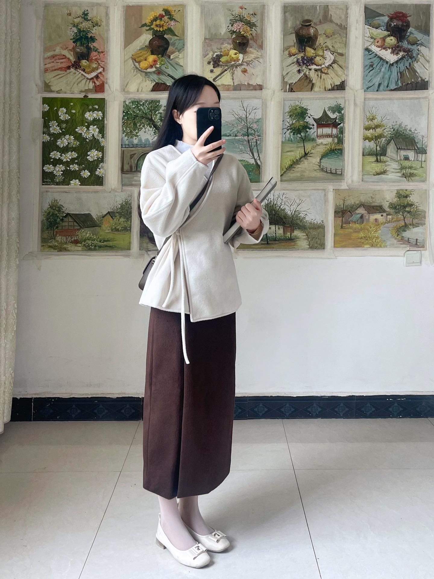 我想大概教师的意义，就是坚持言传和身教相统一，才能让孩子亲其师、信其道...