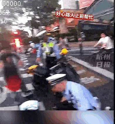 “我没钱看病，我不去。”
 
“我给你垫。”这段对话是一位警察对于一位外卖小哥说