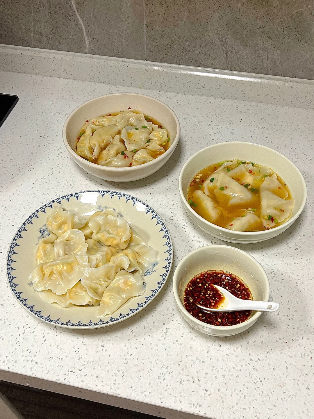 自己在家包的饺子就是好吃！现包现煮！！