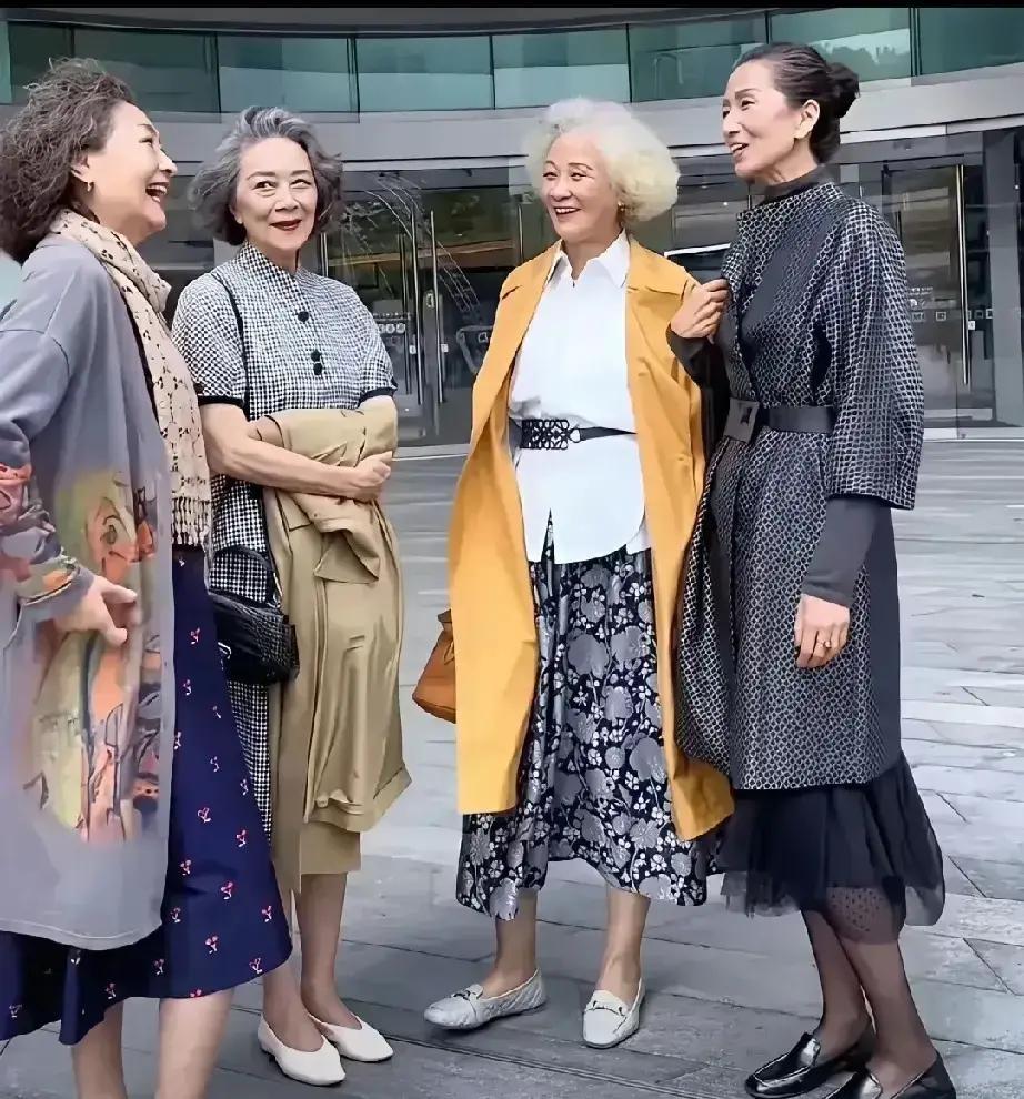 四位65岁阿姨每天十点准时出现在咖啡店。
她们穿碎花长裙戴珍珠耳环，头发卷得一丝