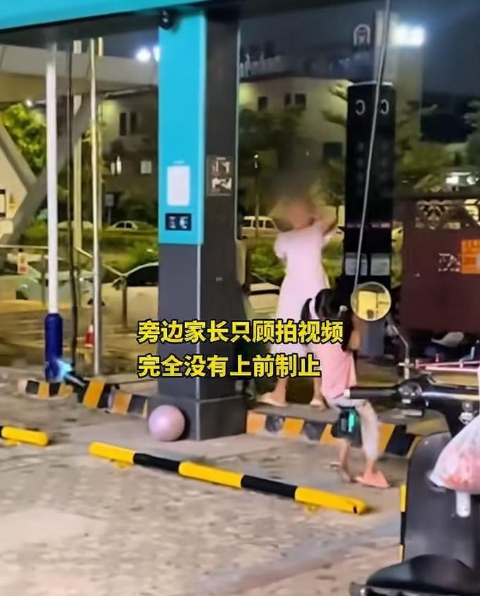 “惊出一身冷汗！”广西南宁某充电桩处，有多名小孩竟然拽着充电枪当秋千荡来荡去！作