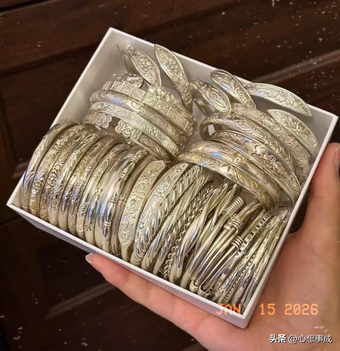 谁懂啊！
前年差点把婆婆给的2500克银镯子5.6元一克卖掉，现在涨到20元/克