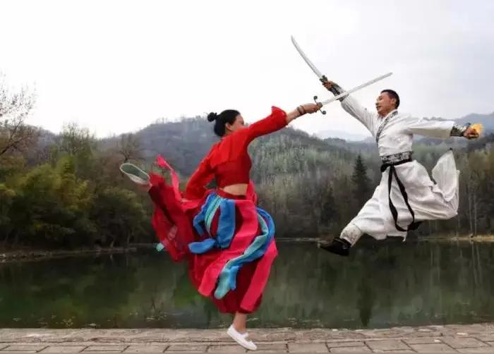 一个人最容易被什么暗器击倒?
任何人都经不起看得见和看不见的暗器所伤
看得见的如