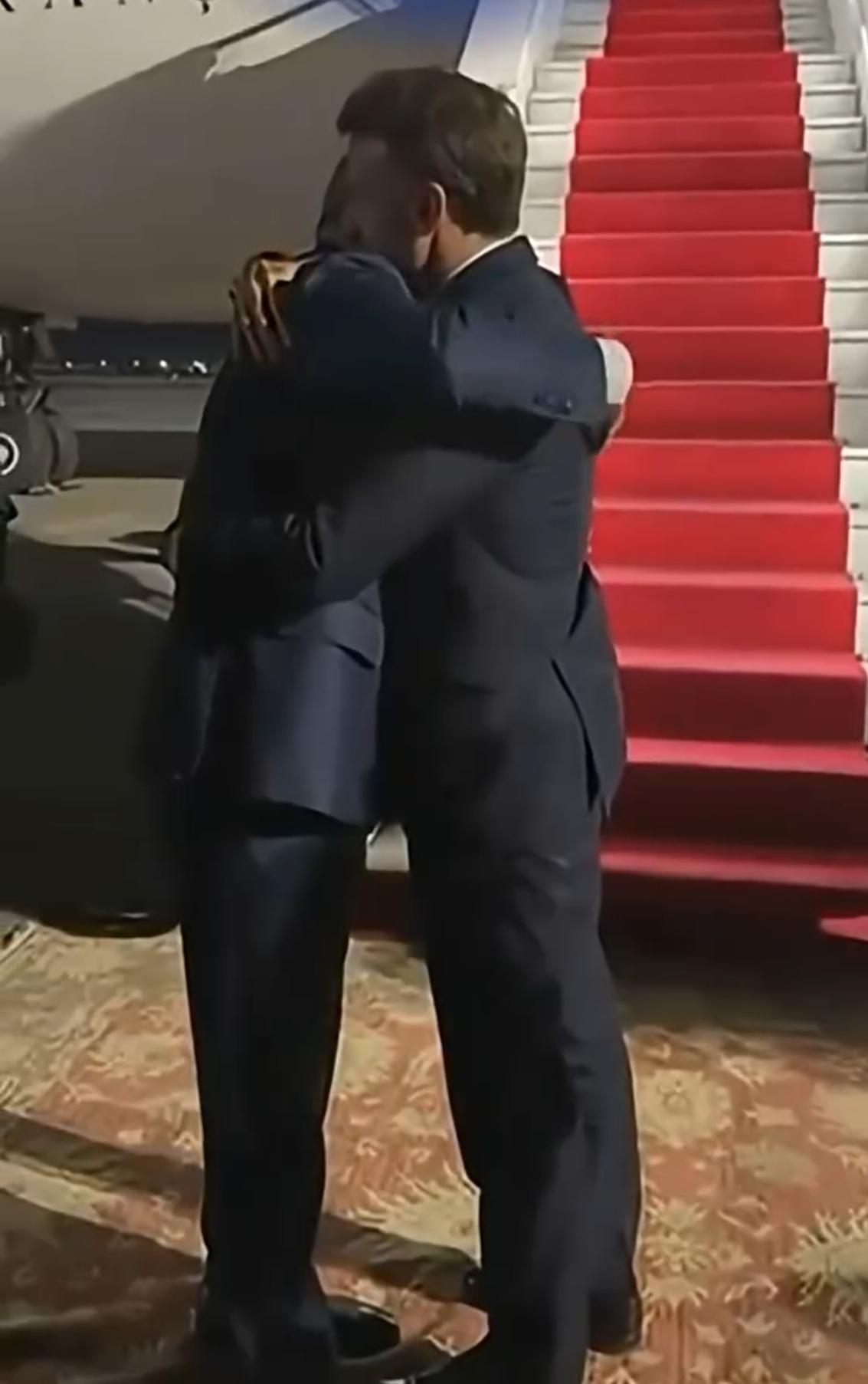 法国总统马克龙与亚美尼亚总理帕希尼扬日前在机场告别时，上演了外交场合罕见的一幕。