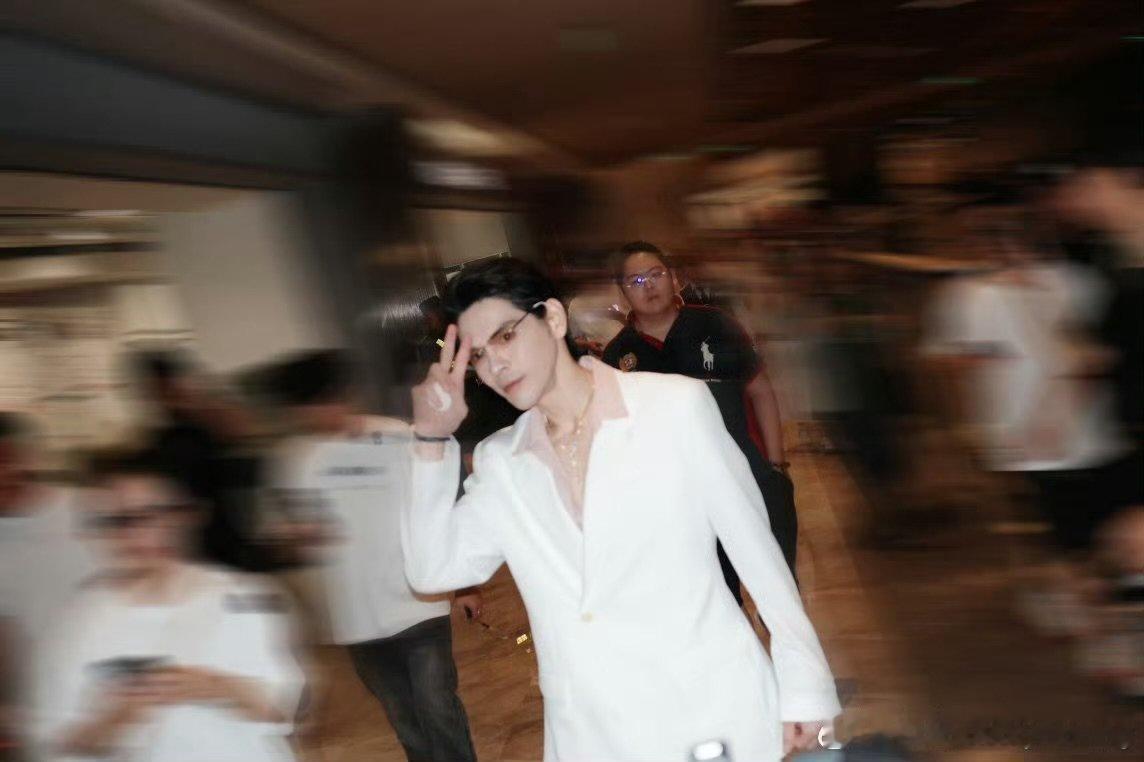 向佐与另一个自己对话向佐己心话谈对命运的思考向佐对命运有着自己独特的见解，不愿屈