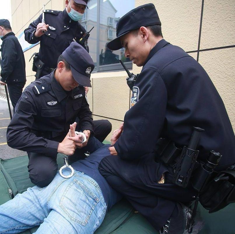 辅警在协助抓捕任务时致使嫌疑人受伤，是否担责需结合具体行为性质、主观过错以及法律