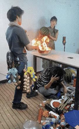 以为是魔术，
原来是障眼法。