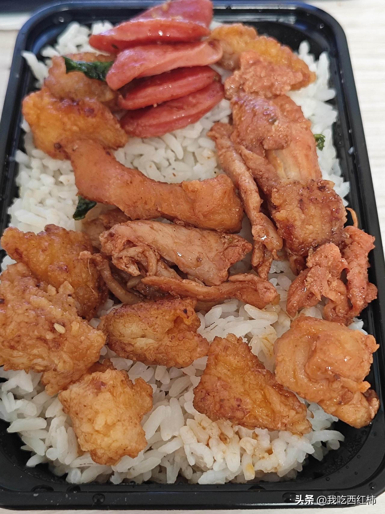 有没有人管管这些外卖平台
一口火腿肠，半个里脊肉，小酥肉两条切成快
我人麻了，1