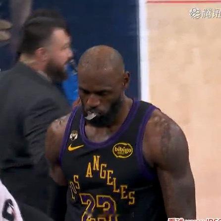 半场7投3中，罚球4中3得到9分2失误。正负值-10，如何评价詹姆斯的发挥？😮