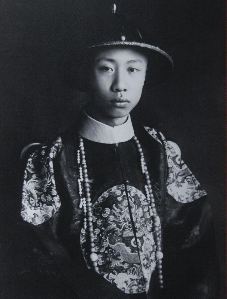 1962年毛泽东宴请末代皇帝溥仪共进晚餐，席间好奇询问御膳房菜肴是否比普通饭菜更