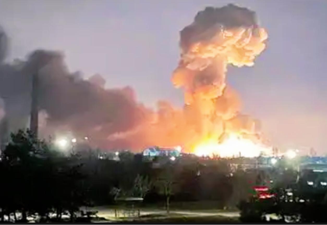 刚换完314名战俘，
转头就导弹互轰，
美俄乌阿布扎比会谈的魔幻现实，
把“边打