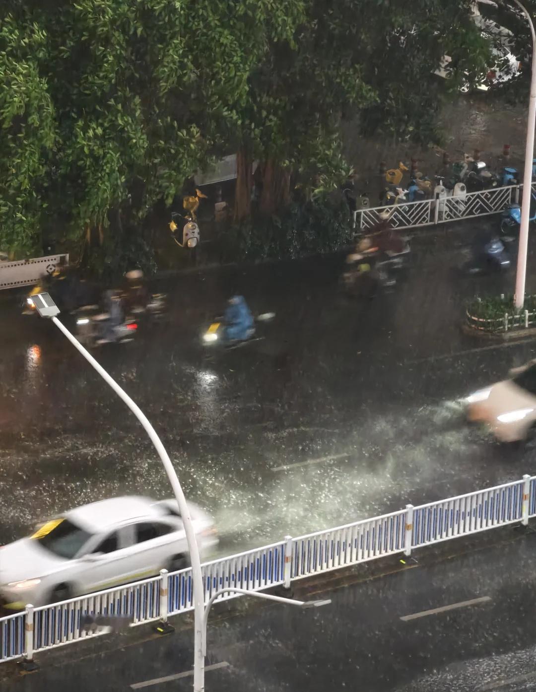 广西三月三，一大早暴雨……南宁实况4.17
有多少人出行计划被打乱
又有多少人被