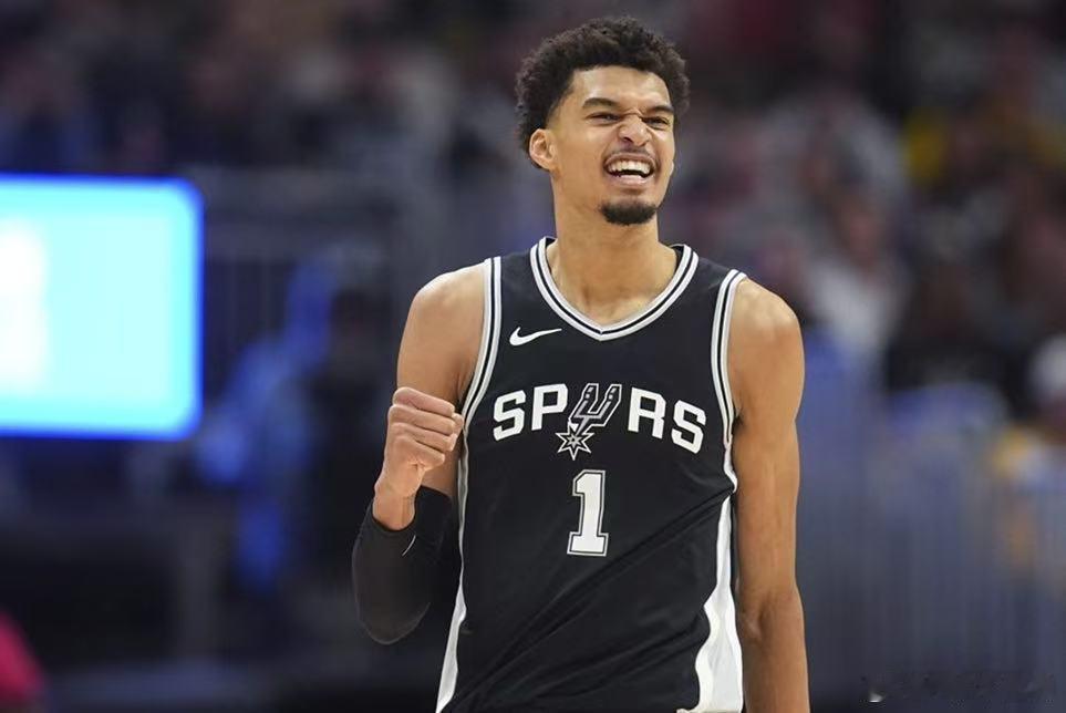 据ESPN记者Shams Charania最新报道，文班亚马今天已经如常返回球队