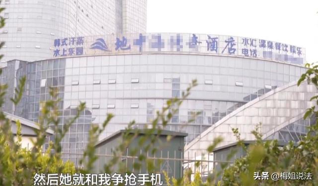 贵州贵阳，女子带家人去某水汇放松，在淋浴区冲澡时，不小心把水溅到旁边大妈身上，赶