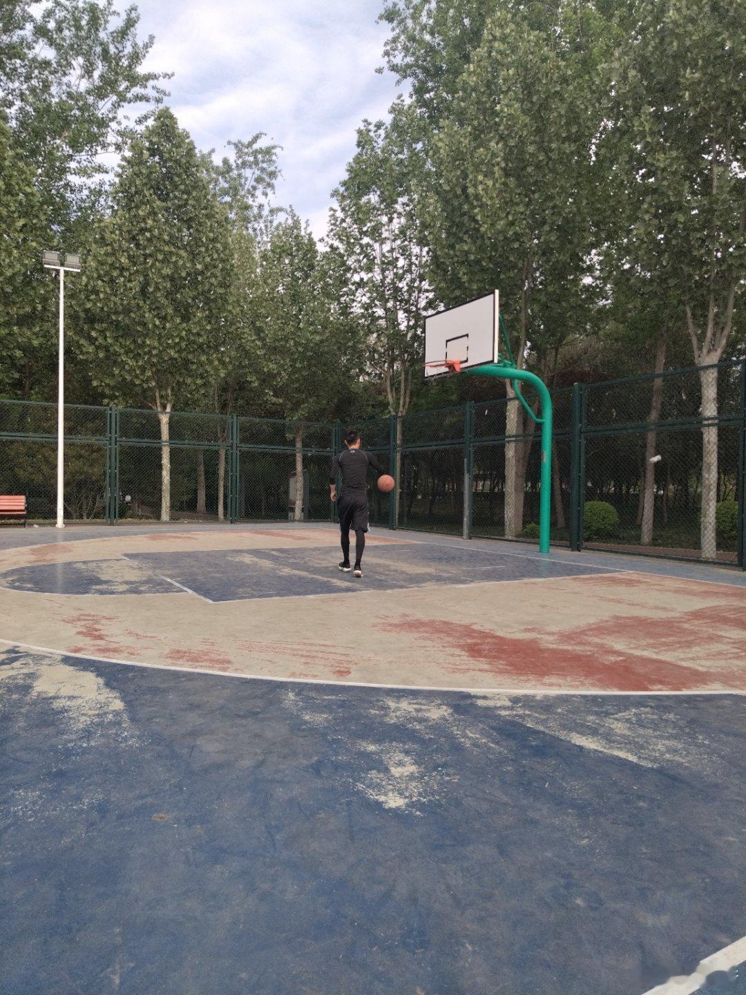 ‌欧阳修与同僚出游时，见一匹奔马踩死路边的狗。他让众人尝试描述此事：甲同僚：“有