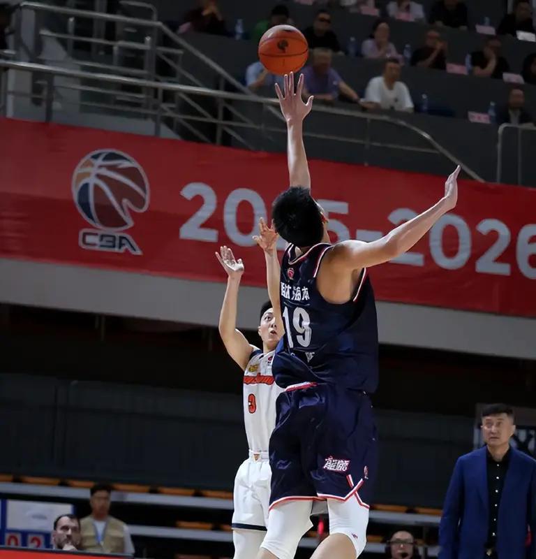 【CBA季后赛，广东21分大胜广州总分扳成1-1！胡明轩21+6+4】北京时间5
