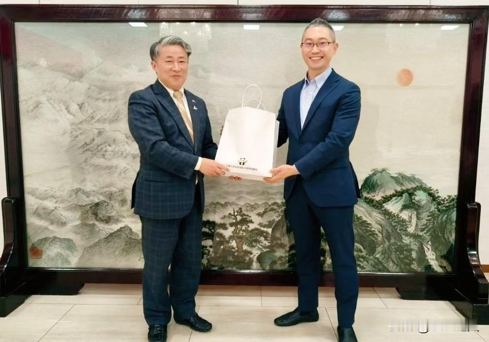 估计日本右翼政客现在最头疼的人，
不是高市早苗的反对者， 也不是美国驻日大使，而