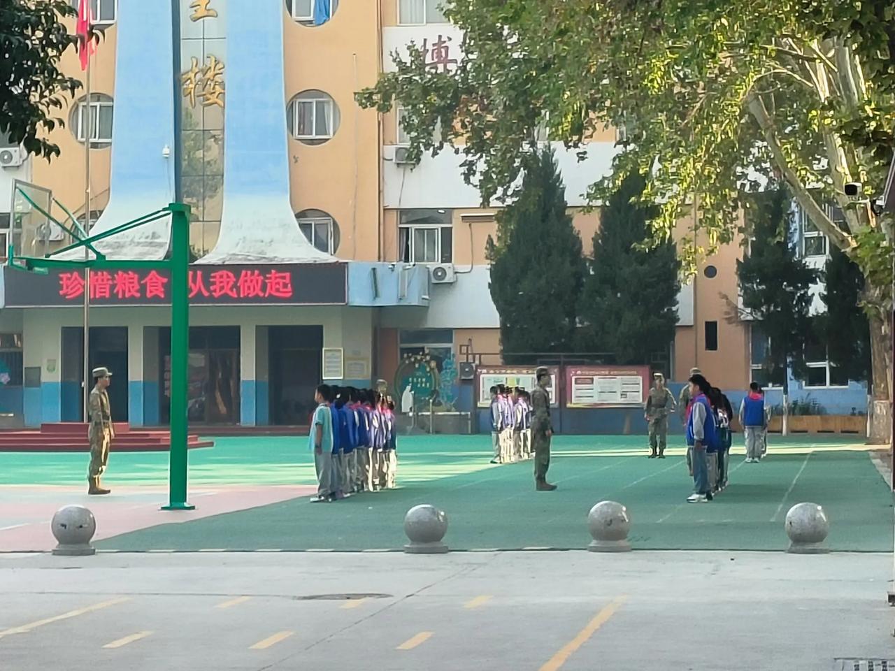 学校军体课的落地，
足球、篮球等体育项目的拉起，
让我们的少年一点点涌现出，
活