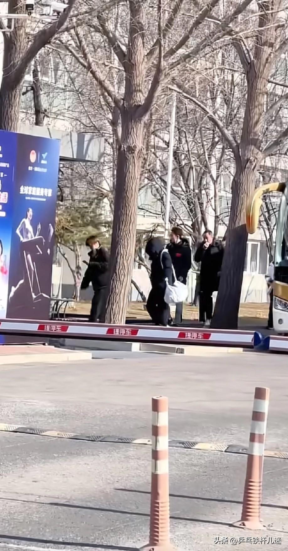 太幸福了，竟然看到莎莎了。
也有点儿伤感，莎莎背着肩带很长的包，低着头走路，你应