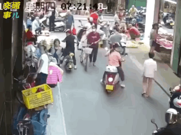 闹市里，又是一个油门当刹车的司机！奉劝所有的新手司机，如果驾驶技术不熟练的话，还