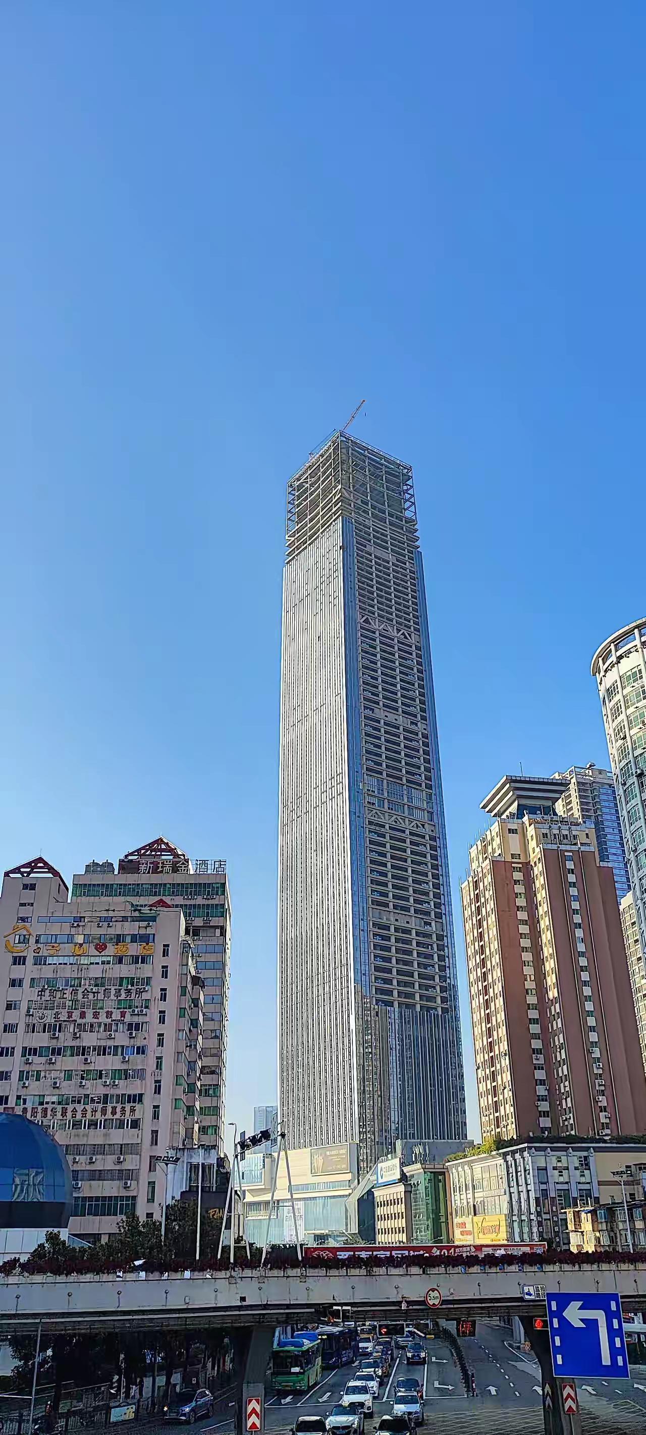 贵阳建成封顶未完工的又是最可惜的一座大厦贵阳碧桂园中心。十多年了，规划380米高