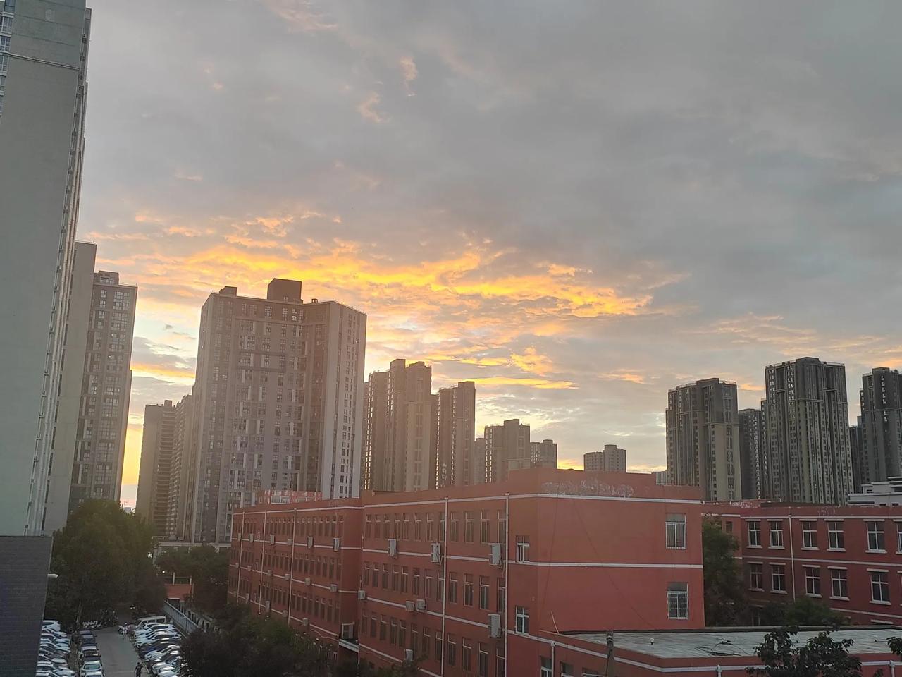 我身边几个小伙都说放弃找女朋友了，问其原因，他们说：没意思，纯浪费时间。
   