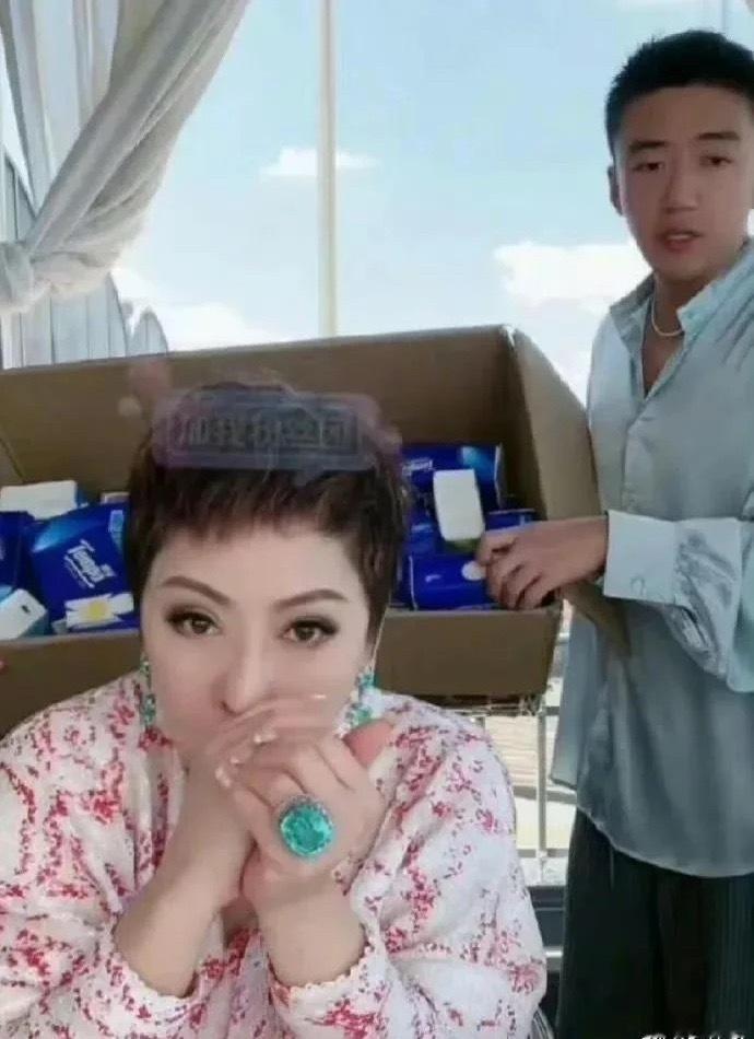 向太这戒指假的都不敢做这么大吧 